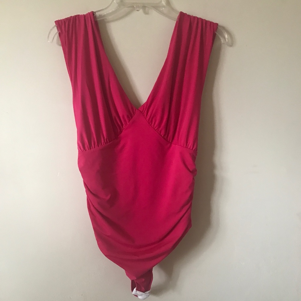 NEW NWOT Express Body Contour Deep V-Neck Thong Bodysuit. Neon Berry. Medium.